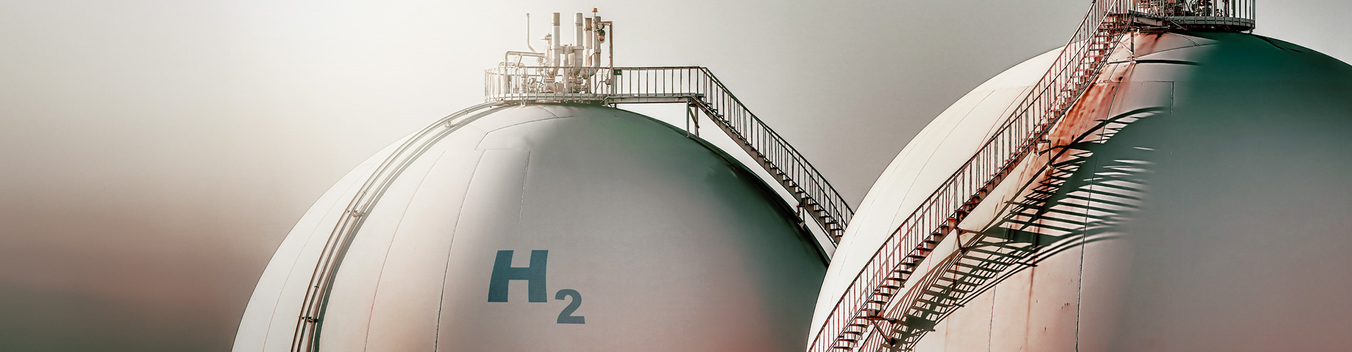 Two spherical tanks with H2 symbol on the side.